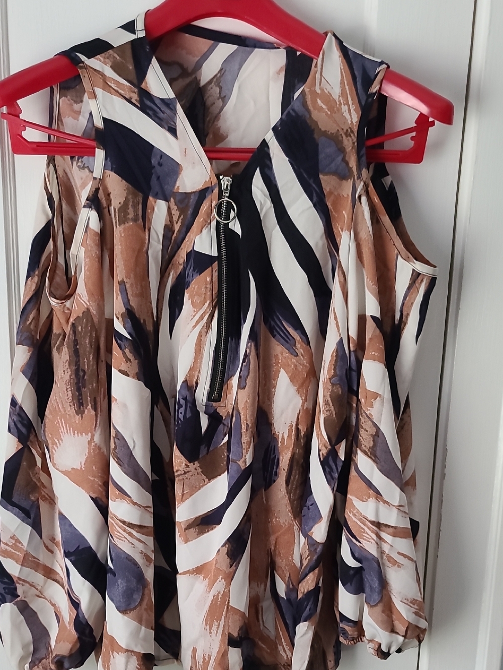 SHEIN Navy, White & Tan Abstract Cold-Shoulder Blouse with Front Zip